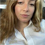 Studentessa di Lettere Moderne, diplomata con il massimo dei voti al Liceo Classico, impartisce lezioni di italiano