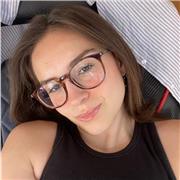 Profesora de apoyo escolar tanto para primaria como la ESO. Estudiante de último año de óptica y optometría