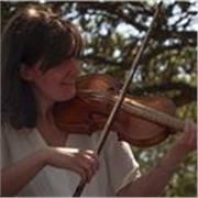 Intérprete, máster de violín y 3 años de experiencia de profesora de violín con alumnos de 7 hasta 80 años en escuelas privadas