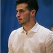 Entrenador profesional de baloncesto apto para todas las edades.