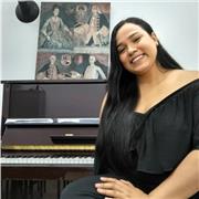 Profesora de canto, piano y teoría musical. Clases para amantes de la música de 0 a 100 años