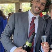 Si impartiscono lezioni di informatica di base (ICT, IT security, software di base, pacchetto office, Google workspace, reti)