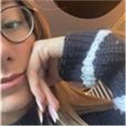 sono una ragazza di 17 anni,a breve 18. Frequento il liceo delle scienze umane.Sono disponile a offrire lezioni online di italiano