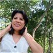 Professora particular de yoga que transmite paz e serenidade