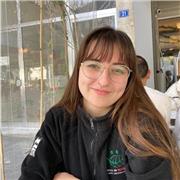 Professora de català, castellà, anglès, llatí i grec amb experiència ensenyant joves d'institut.
