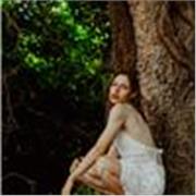 Studentessa a disposizione di altri studenti come lei, insieme è meglio!