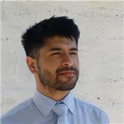 Profesor de matematicas e informatica que dicta clases a alumnos de basica y media