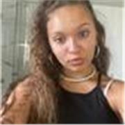 studentessa brava in inglese che vorrebbe insegnare ai bambini delle elementari o medie