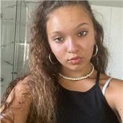 studentessa brava in inglese che vorrebbe insegnare ai bambini delle elementari o medie