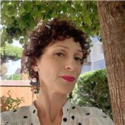 Grafico impiegata da tanti anni nel settore della creatività impartisce lezioni di comunicazione, grafica cartacea e web per g