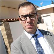 Avvocato impartisce lezioni di diritto online per studenti scuole superiori e universitari