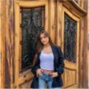 Hola a todos, soy Lucía. Estoy disponible para vuestros refuerzos en materias de humanidades. Doy clase de letras, es decir, tanto