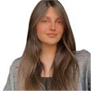 Graduada en Educación Primaria con la mención de Educación Física y el Máster en Investigación e Innovación Educativa. 