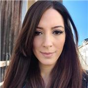 Laureata in Linguistica moderna impartisce lezioni di italiano e materie letterarie, lingua inglese e francese