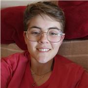 Soy una chica de 22 años con aptitudes suficientes para el apoyo a personas dependientes o con problemas de aprendizaje.