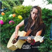 Insegnante laureata presso il conservatorio impartisce lezioni di chitarra e ukulele