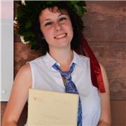 Diplomata al Liceo Classico,laureata in Medicina e Chirurgia impartisce lezioni di Greco Antico per ragazzi delle scuole superiori