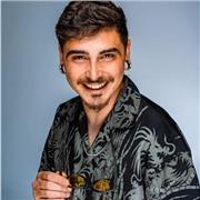 Fotógrafo, videógrafo y diseñador gráfico con visión artística y técnica. Dominio avanzado de cámaras y equipo con 6 años de Exp.