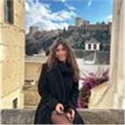 Profesora paciente, con ilusión y una meta, enseñar a los demás. 