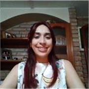 Profesora de ingles y español imparte clases a los ninños de todas las edad