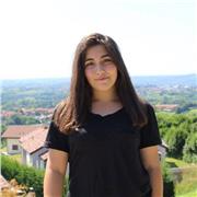 Diplomata in grafica e laureata in cinema. Mentre studiavo ho sempre fatto lavori come babysitter e ripetizioni