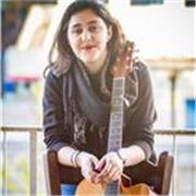 Professeur de guitare avec 5 ans de solfège certifiée. Je m'adapte à votre niveau actuel