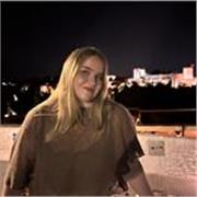 Estudiante, a la vez que profesora de repaso con años de experiencia en materias diversas. Extrovertida y proactiva.