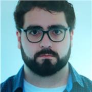 Profesor de Geografía e Historia imparte clase a niños de todas las edades