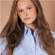 Profesora de matemáticas, inglés, lengua, física, química, a niños de entre 6 y 15 años imparte clases presenciales u online