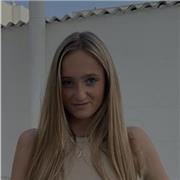 Profesora imparte clases a niños de primaria