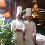 Chef de cuisine en restaurant gastronomique, je suis pédagogue et passionné par la transmission de mon savoir-faire.