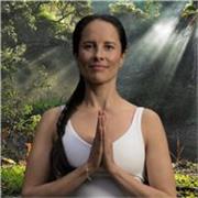Profesora de yoga en Bogotá, Colombia, con 10 años de experiencia. Posturas, respiración, meditación, alimentación consciente y filosofía