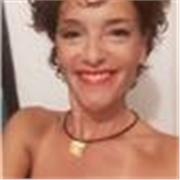 Laureata in traduzione e interpretariato e in linguistica moderna, impartisce lezioni di francese a studenti elementari e medie