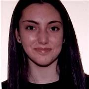 Chica de 18 que imparte clases de refuerzo escolar a niños de primaria / ESO