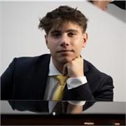 Laureando alla triennale di pianoforte classico