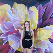 Englisch-Tutorin (C2 Profiency), die via Online-Unterricht jeder Altersklasse helfen möchte.