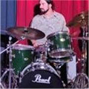 Diplomato in Batteria jazz al Conservatorio di Torino offre lezioni di Batteria a tutte le età per qualsiasi livello