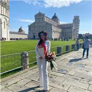 Docente di matematica e biologia, impartisce lezioni per studenti di elementari, medie e superiori