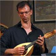 Diplomato al Conservatorio impartisce lezioni di Mandolino per tutti i livelli