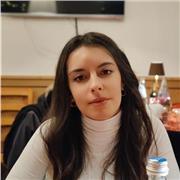 Laureata in Economia impartisce lezioni in materie scientifiche, umanistiche ed economiche