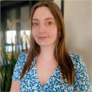 Diplômée d'un baccalauréat Économique et Social, puis d'une licence de lettres modernes et d'un master de linguisitique et communi