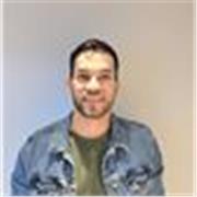 Docente de apoyo plara clases virtuales para estudiantes de primaria, secundaria y universitarios