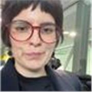 Profesora de Filosofía y Artes, especializada en adolescentes y personas mayores.