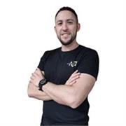 Licenciado en Ciencias del Deporte, ofrece clases de entrenamiento personal, online y domicilio, en la zona sureste de Madrid. Especialista en entrenamiento de fuerza, pérdida de peso y recomposición corporal