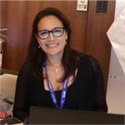 Profesora de español imparte clases a niños y adultos