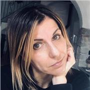 Laureata in Lettere e filosofia con Master dì primo livello e abilitazione all’insegnamento, si propone come insegnante da remoto