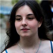 Estudiante de dietética, titulada en Bachillerato de ciencias sociales y en la ESO.