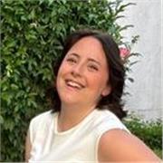 Estudiante de historia lista para apoyar a los peques