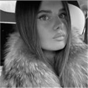Hola, soy Lucía, tengo 19 años y estudiaré en Madrid. Doy clases de inglés para niños y también ofrezco servicio de canguro.