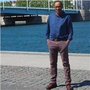 Professeur donne des cours de français à des adultes